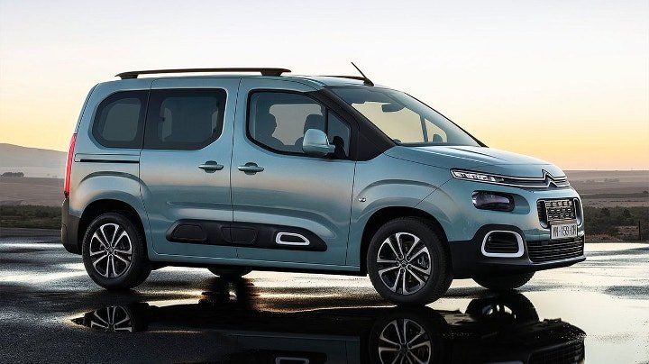 голубой Citroen Berlingo 2019 года - вид сбоку